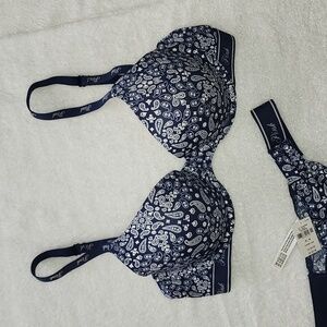 Pink Victoria's Secret T-shirt Bra. Size: 34D